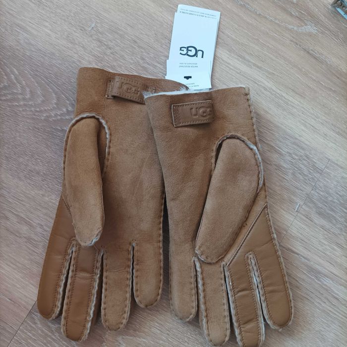 Barbour/Ugg дамска шапка и ръкавици