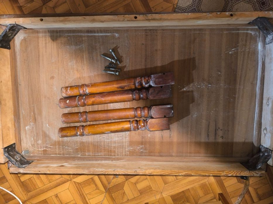 Стол низкий с балкона достали