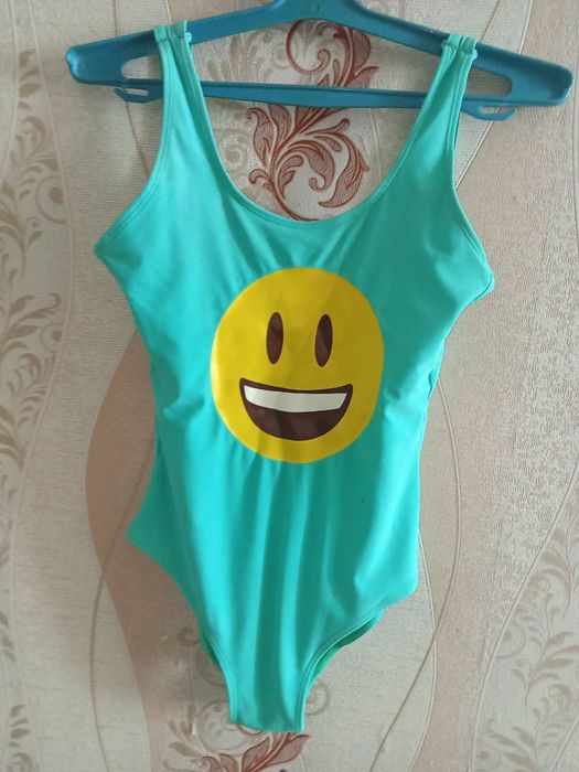 Яркий купальник..