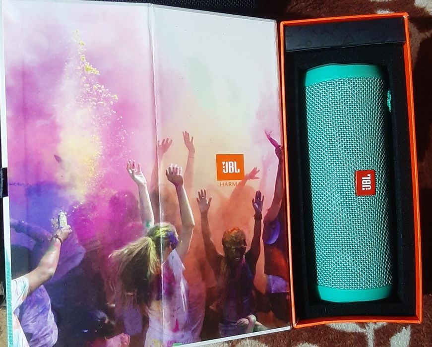 Vând boxa jbl flip4 în stare bună în cutie