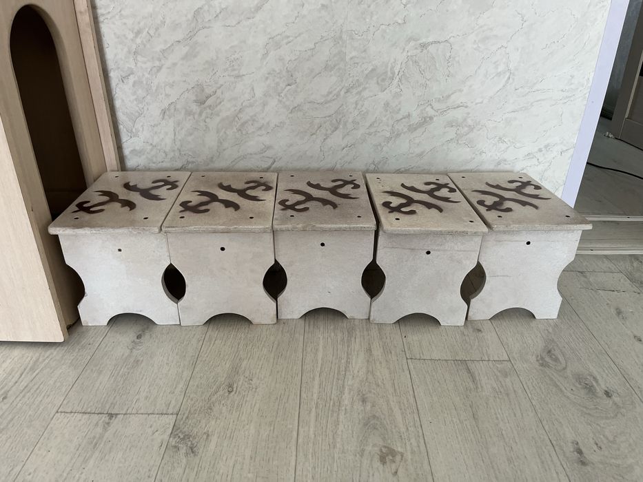 Круглые столы и табуретки