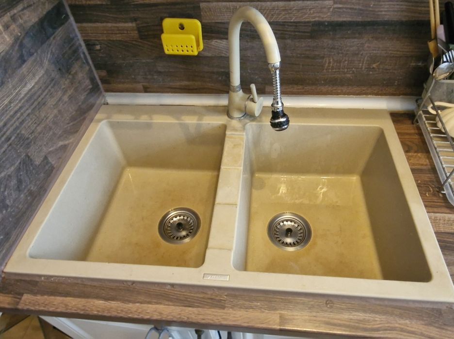 Продавам мивка с две корита и смесителна батерия Pyramis