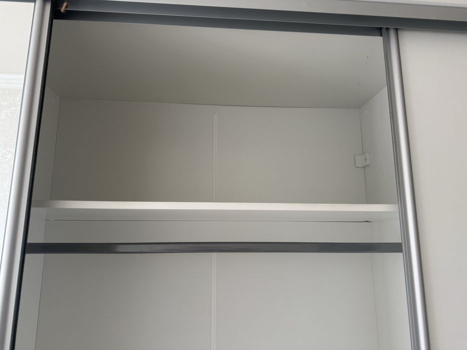 Шкаф белый с раздвижными дверьми