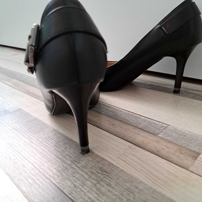 Обувки на тънък ток.