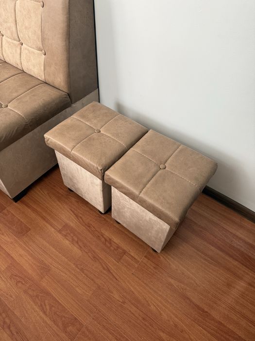 Кухонный уголок с пуфиками