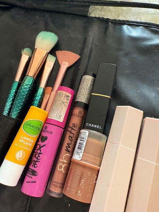 Сет козметика Essence,Chanel,четки за грим