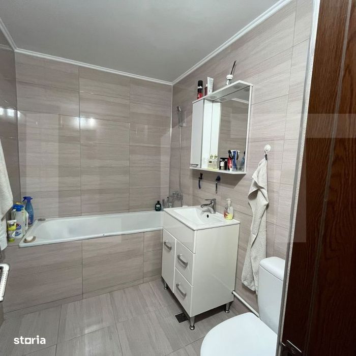 Apartament de 3 camere, zona Stejari