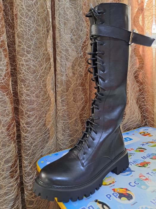 Продам женскин сапоги.