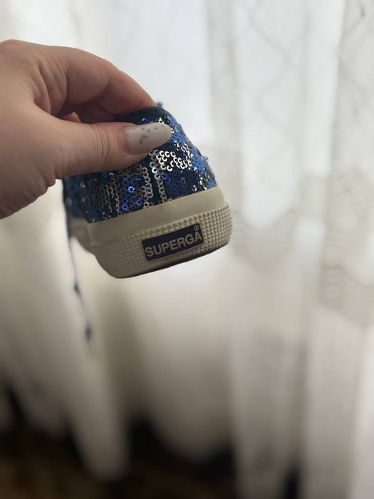 Продаются фирменные женские кроссовки.