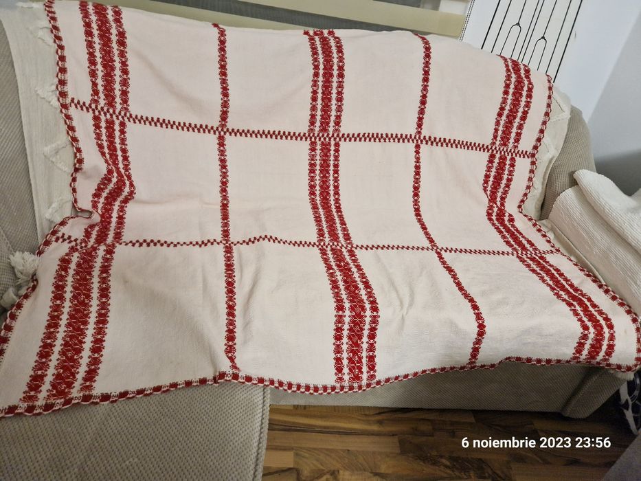 Fata de masa traditionala țesuta la razboi