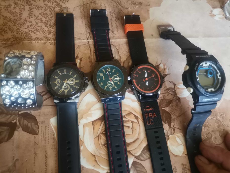 Пет броя часовници в добро състояние