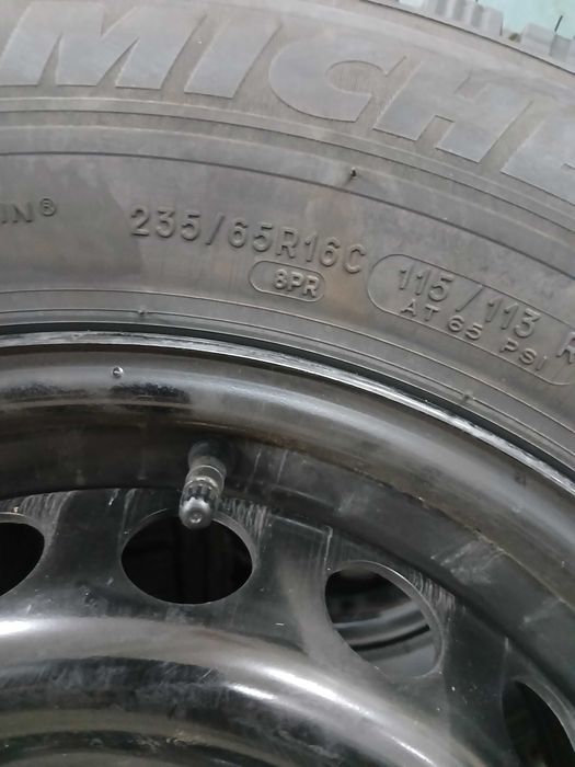 Продавам нови гуми с нови джанти Мишелин  235/65/16
