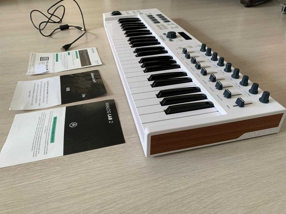 Vând controler MIDI universal Arturia KeyLab Essential 49