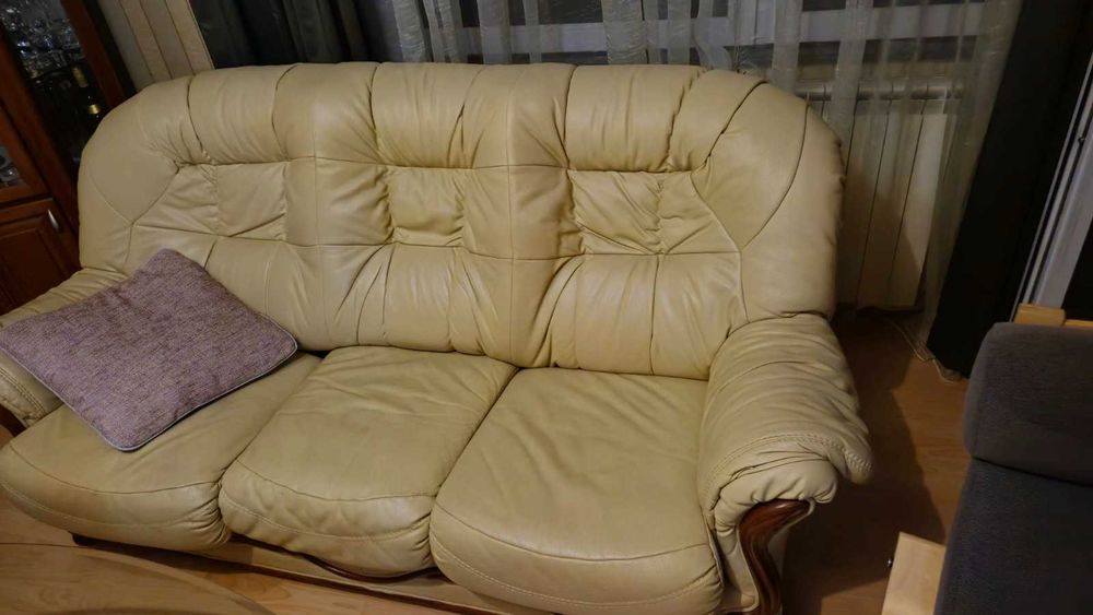 Кожен поръчков диван