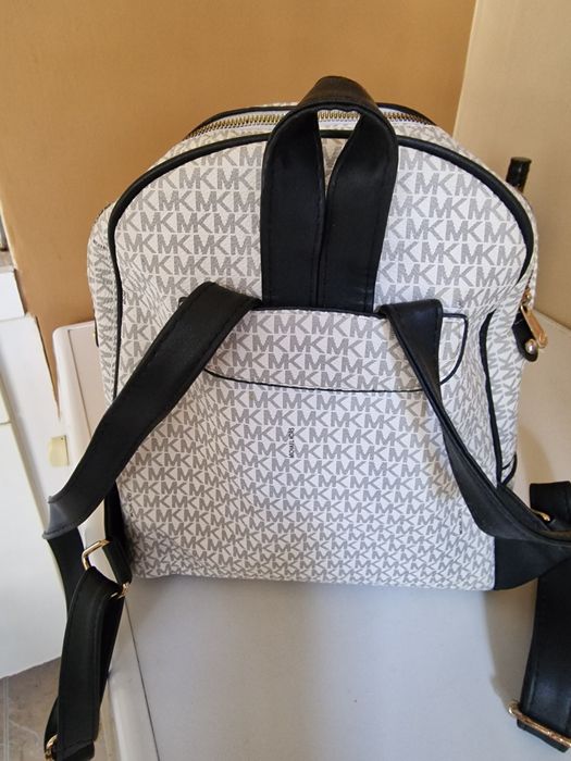 Дамска раничка Michelle kors с размери 25/30 има две разделения.