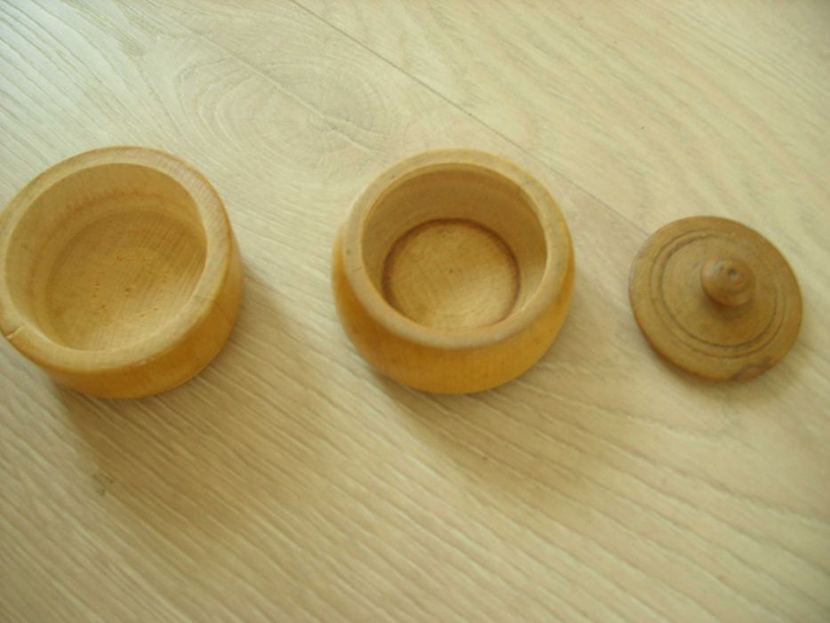 Порцеланови и дървени солници хаванче