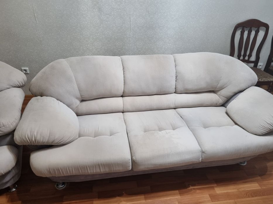 Продам диван с двумя креслами в гостиную.