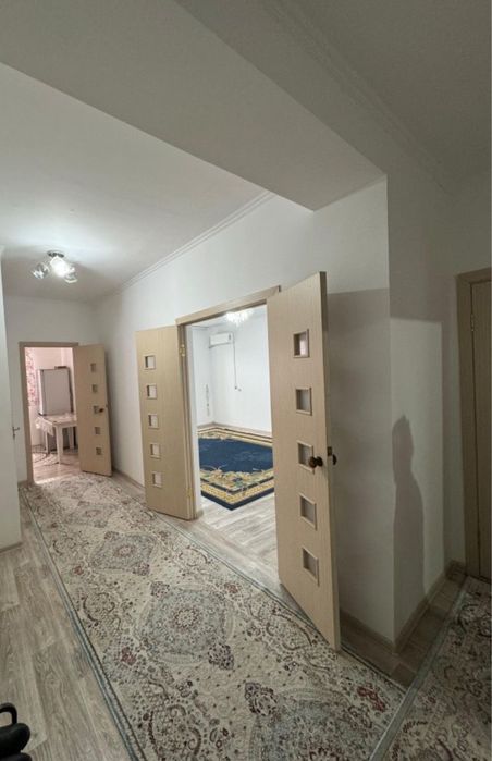 Левый берегте 3 бөлмелі пәтер ұзақ мерзімге жалға берілед!