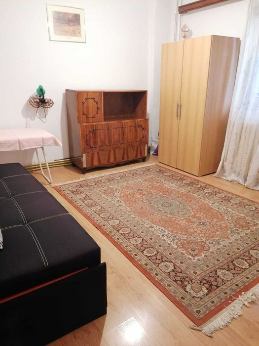 Inchiriez o camera cu baie proprie