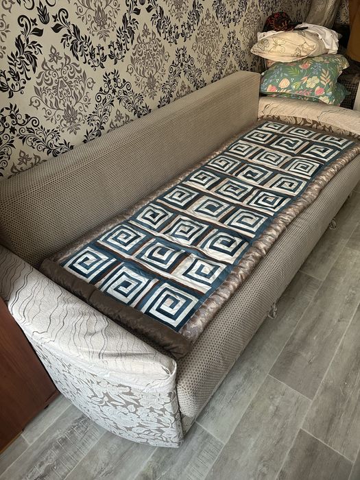 Диван с ящиками с подушками