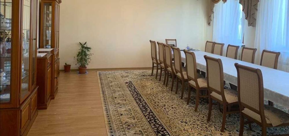 столы и стулья для гостинной