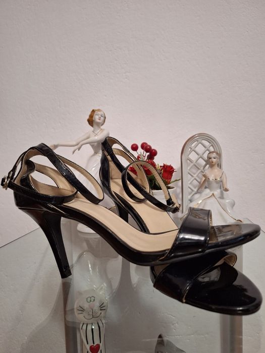 Vând sandale lac noi nr 39