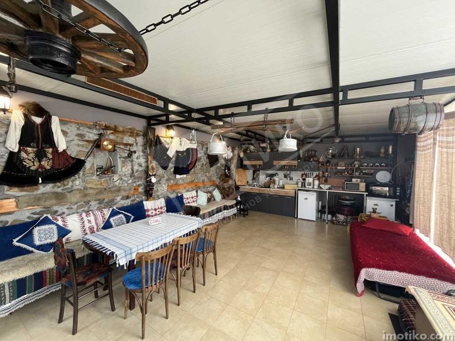 Къща с двор в с. Буново