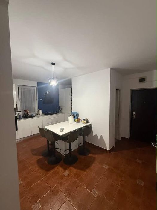 Vand apartament cu 4 camere cu garaj sub bloc