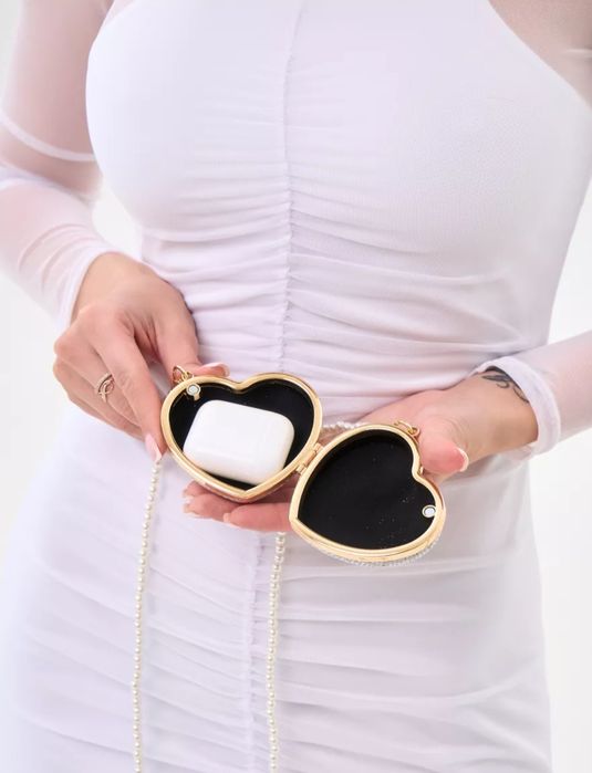 Мини сумочка с двумя ремешками в комплекте.