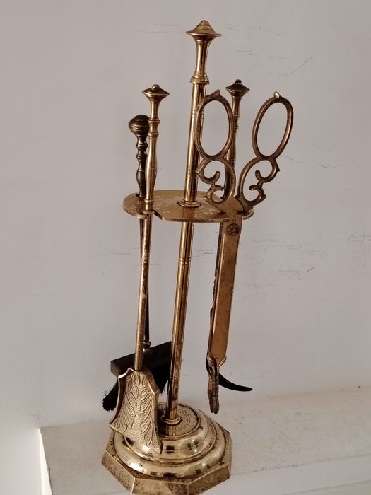 Set deosebit de ustensile pentru șemineu din bronz masiv ,piese cu o lucrătură de o foarte mare finețe ,piese masive h 60 cm