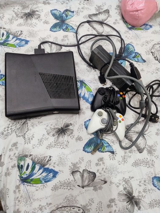 Xbox 360 игра с два джойстика +1 игра