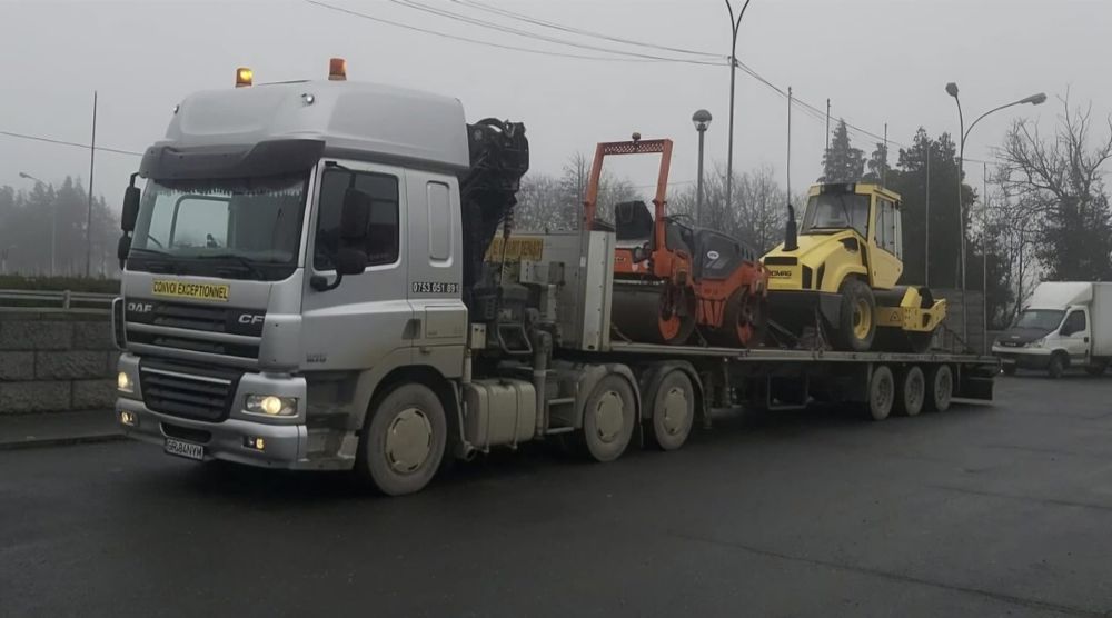 Transport containere,buldo excavatoare,utilaje,tractoare,inchiriez platforma trailer