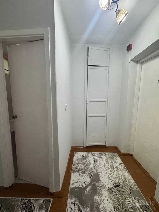 1 ком. переделанная в 2х ком. в кирпичном доме на 2 этаже, пр.Наваи