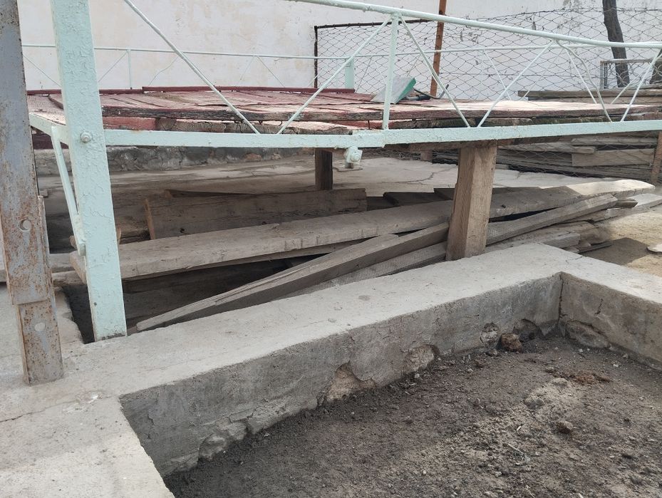 Чёрный потолок. Тахта