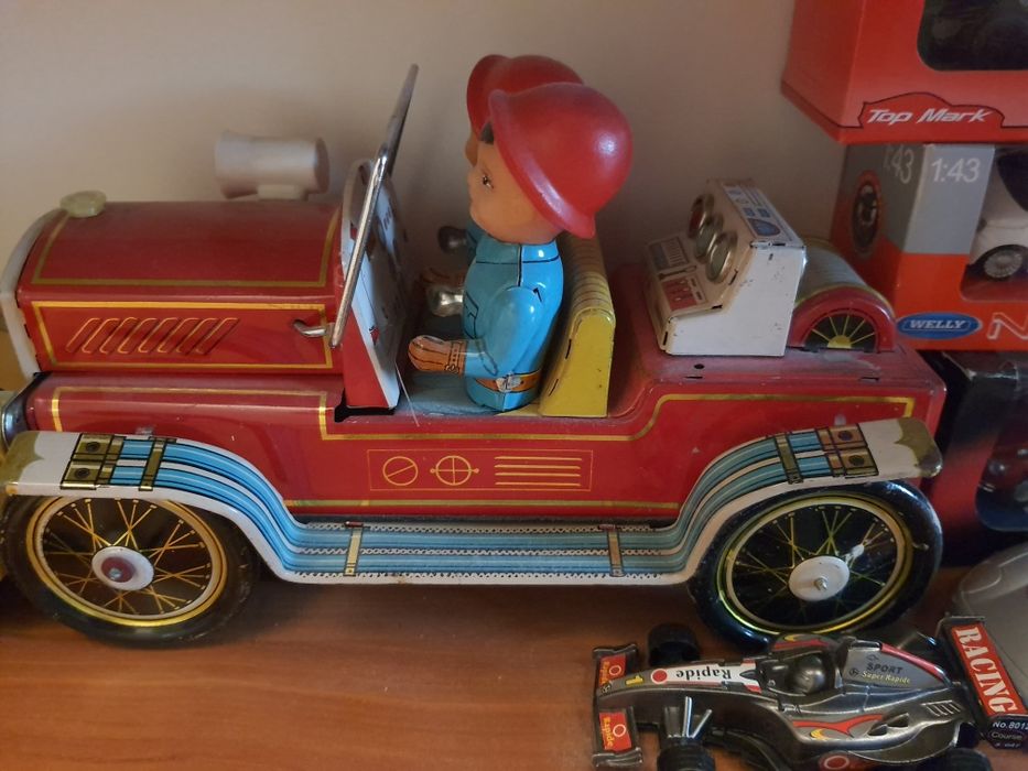 Macheta auto jucarie perioada comunista