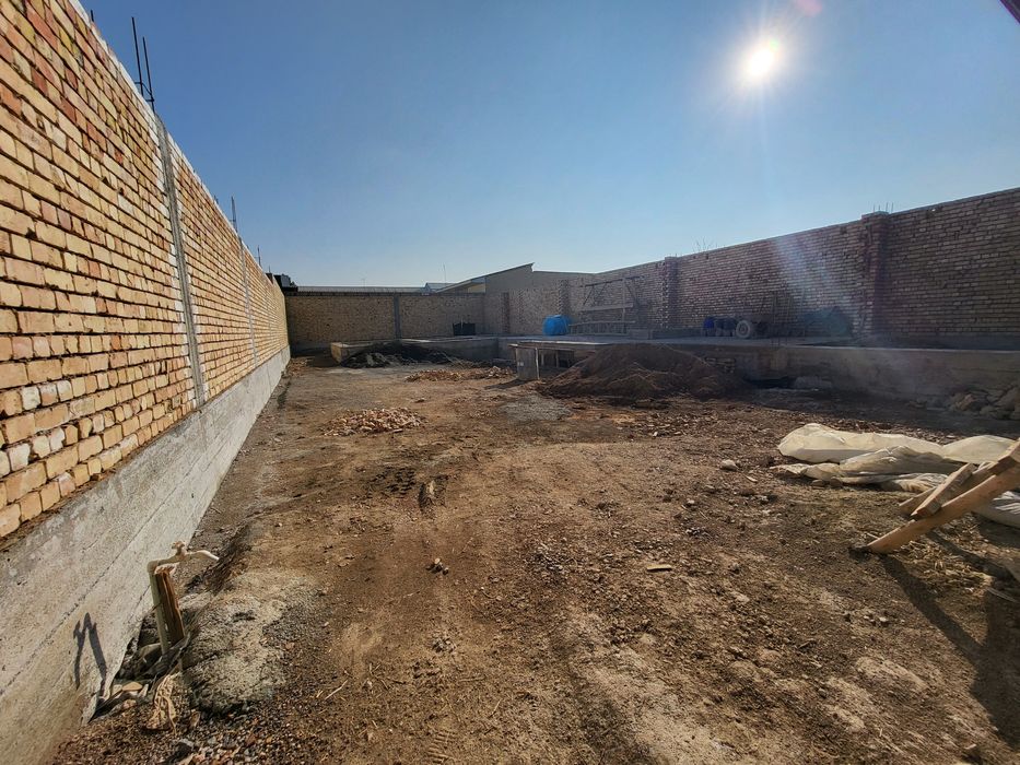 Срочна. Курилиши тугалланмаган ховли. Зилол.