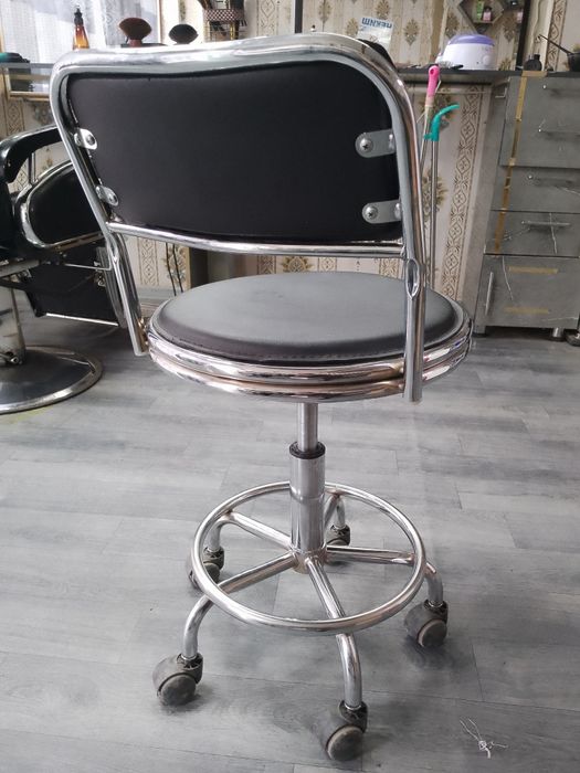 Kosmetolog stul gildirakli stulcha pomoshnik