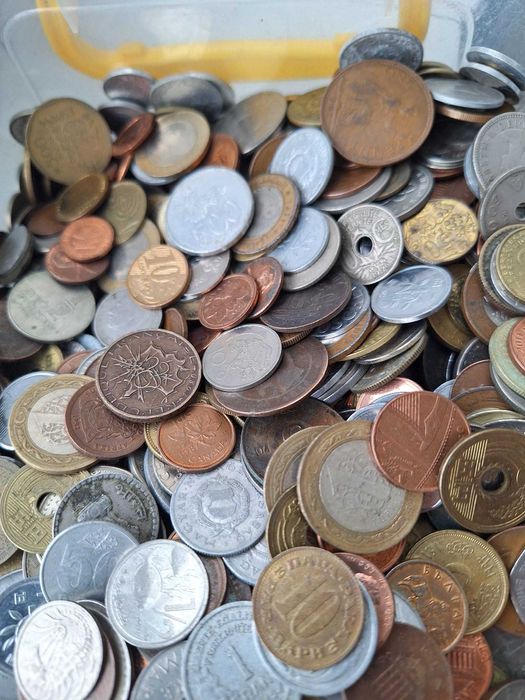 LOT 10 Kg monede straine diverse == peste 2500 bucati ==plus BONUS==