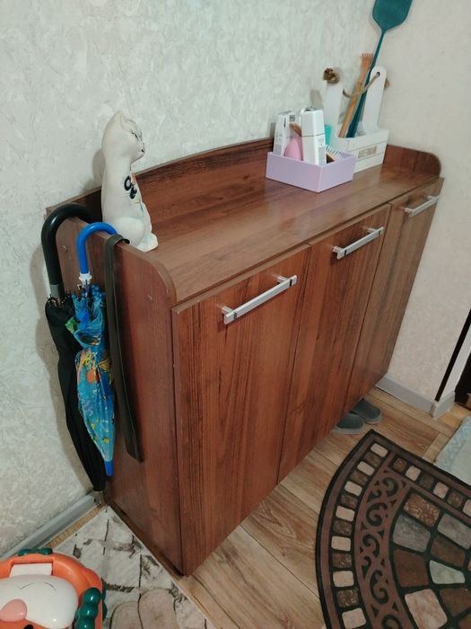 продам шкаф и комод в прихожей