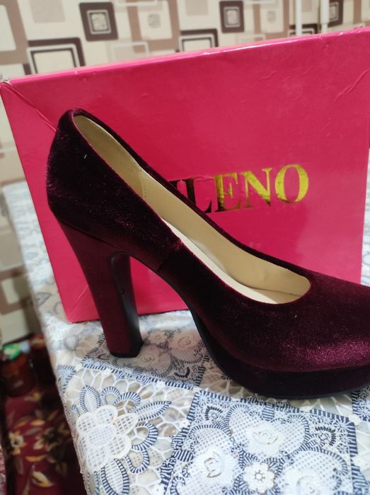 Срочно продаётся  Вечерний туфли новое .