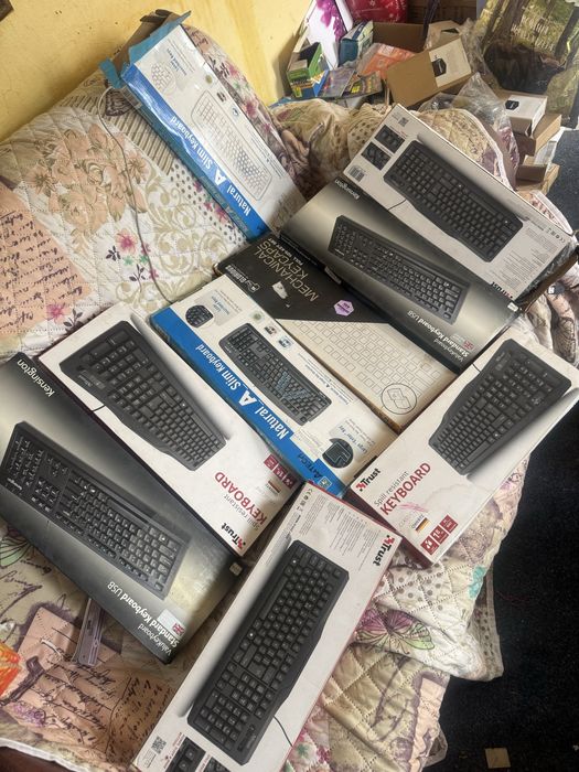 Tastaturi noi sigilate