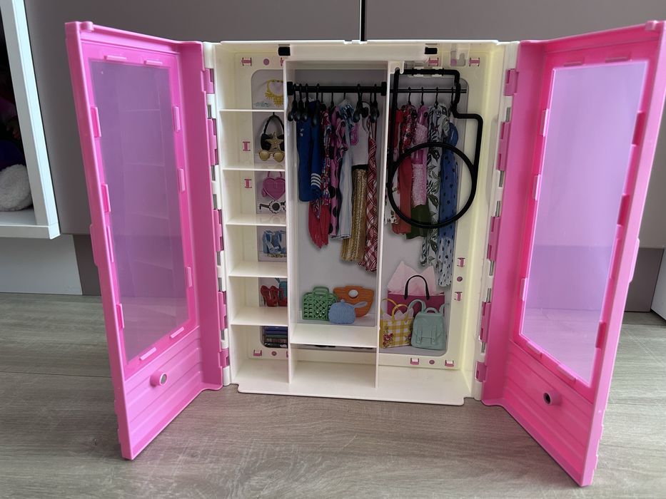 Кукли Барбита и аксесоари ( Спа, учителка, гардероб, кола, магазин )