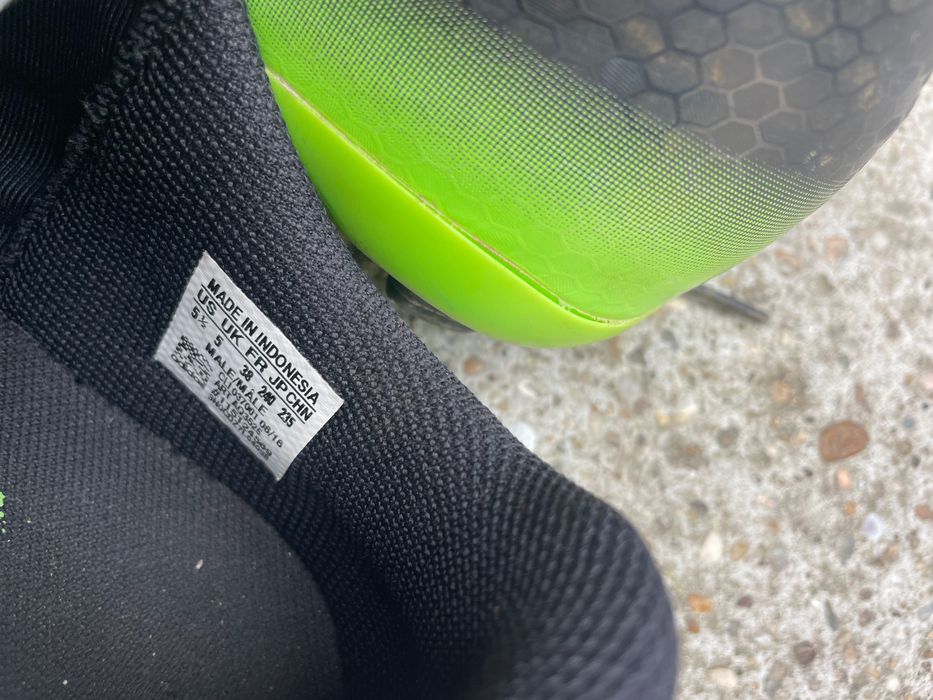 Бутонки футболни обувки