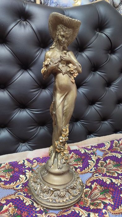 Скульптуры девушка с голубем