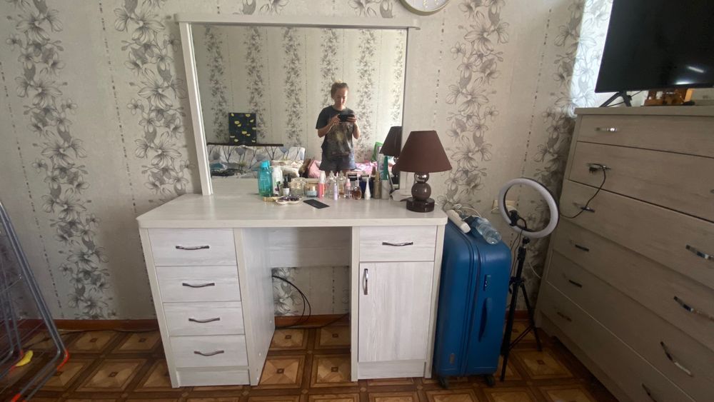 Трюмо с зеркалом