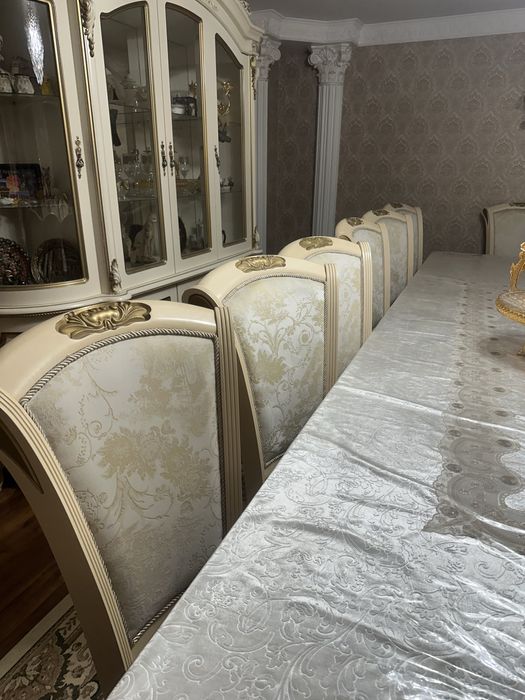 Стол со стульями для гостиной