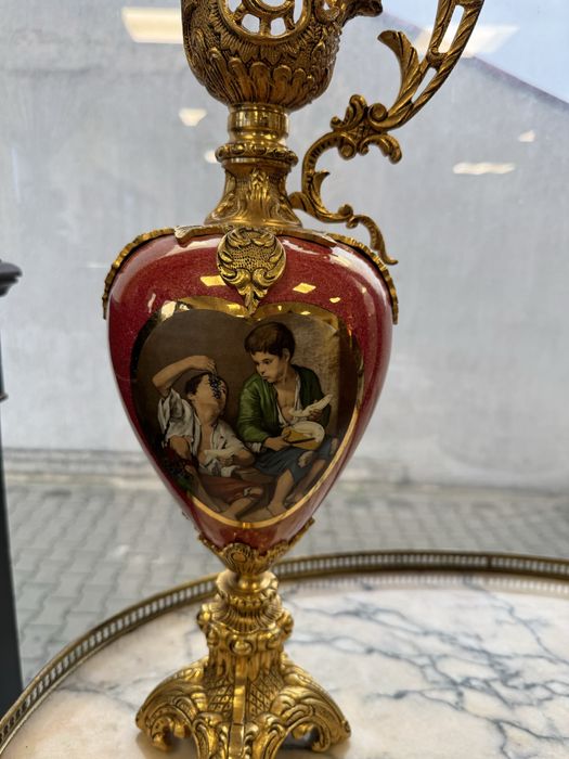 Carafă deosebită din porțelan și elemente bronz
