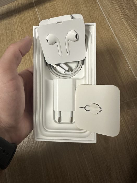 iPhone 11 cu 64Gb memorie stocare si cu toate accesoriile incluse