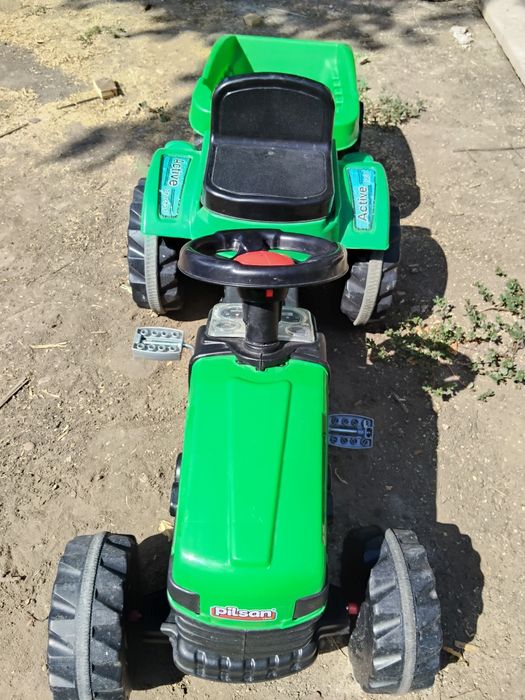 Tractor cu pedale pentru copii