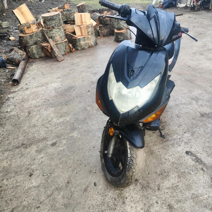 Scuter 125cc 2 t ,pordeste doar la buton